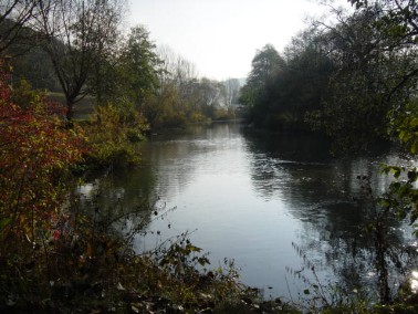 Blick vom querenden Weg Richtung Schleusenhaus